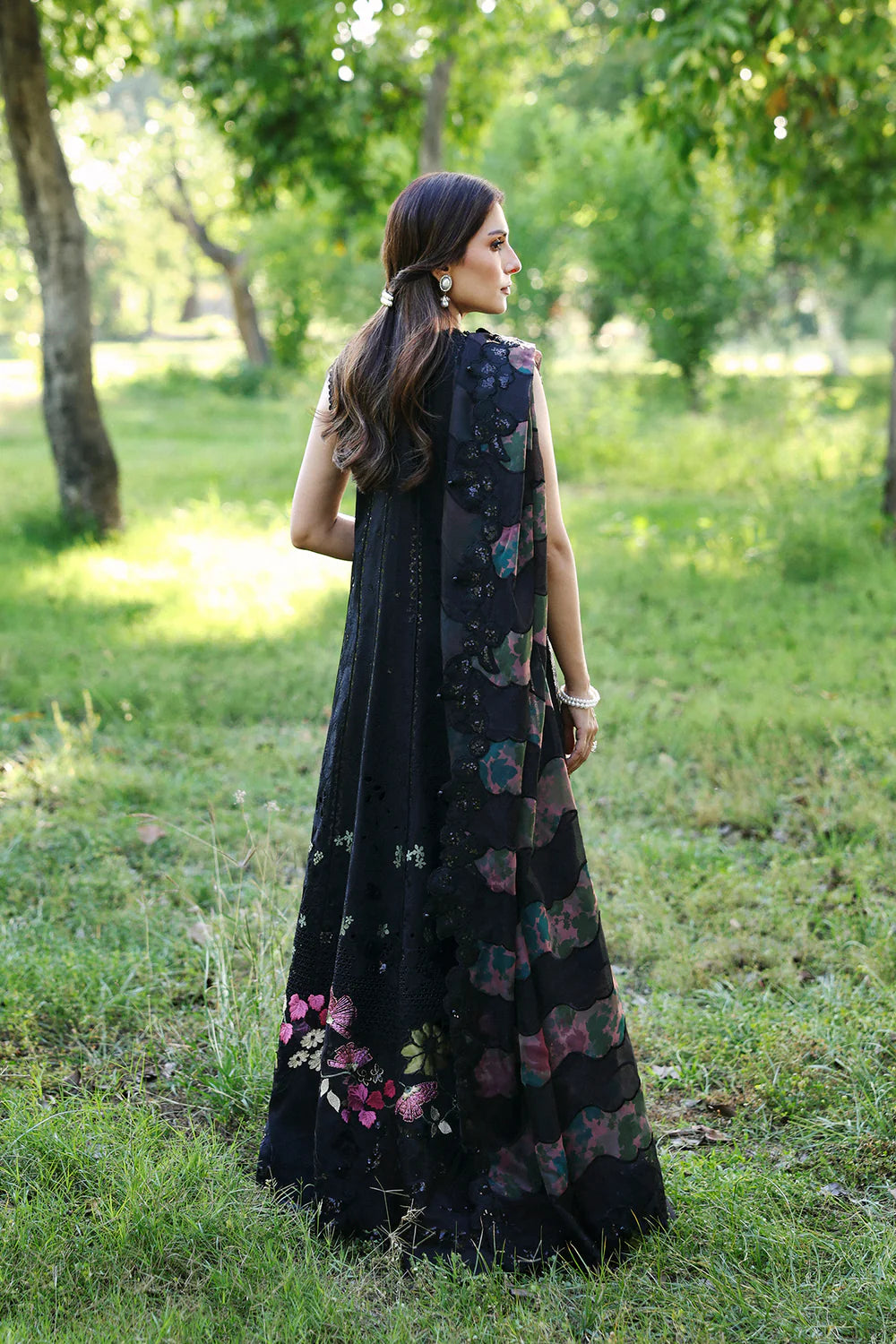 AFROZEH A LAWN AURAVIE